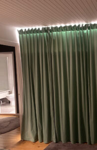 LED-strips bakom gardin