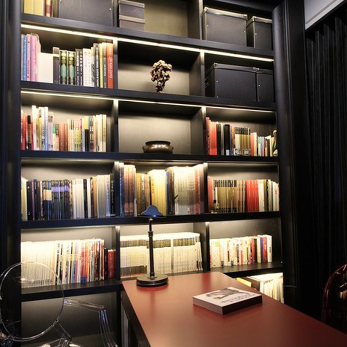 Hyllbelysning platsbyggd bokhylla