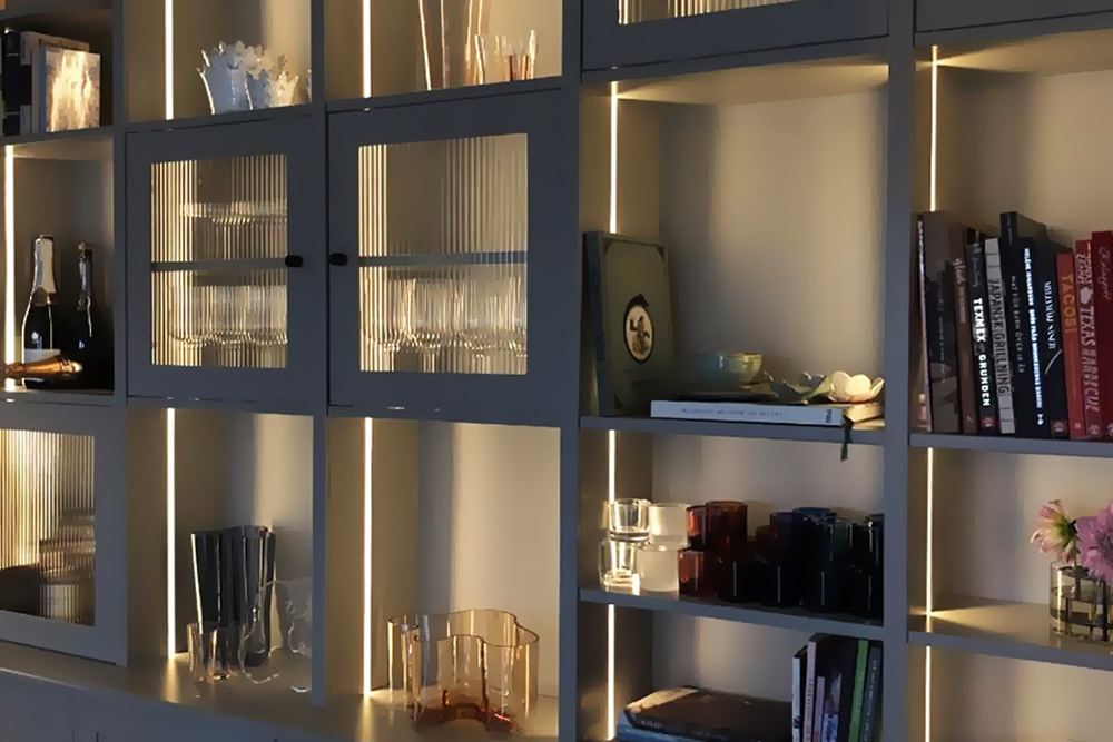 platsbyggd bokhylla med led-lister