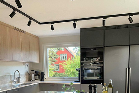 Spottar på skena som köksbelysning